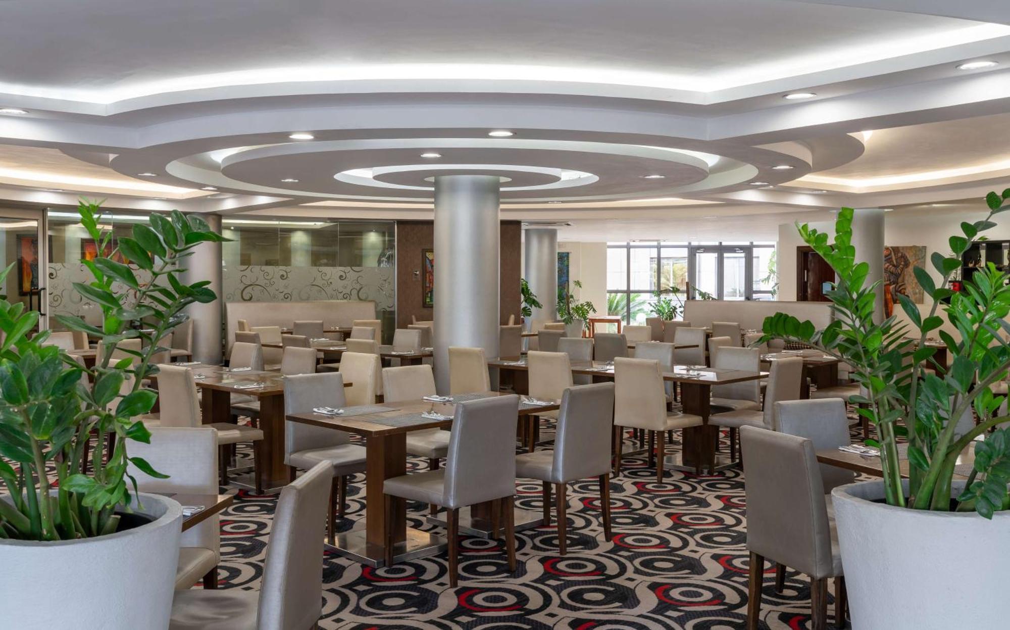 Radisson Blu Hotel Lusaka Kültér fotó The restaurant
